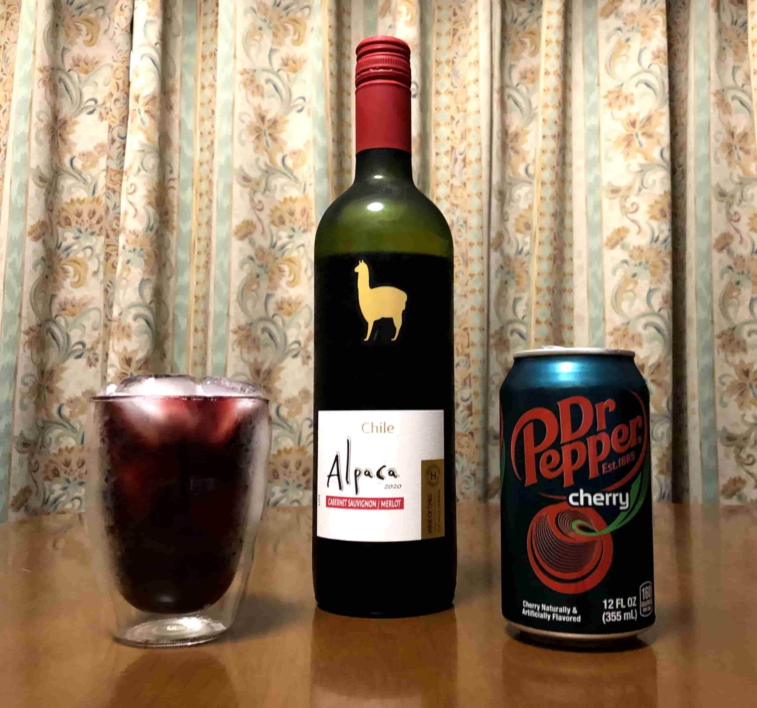 赤ワインとドクターペッパーチェリー味のカクテル（カリモーチョ）